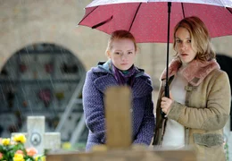 Susanne (Anneke Kim Sarnau) zeigt Lilli (Janina Stopper, links) das Grab ihres Vaters, den sie nie kennen gelernt hat.