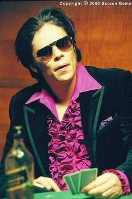 Franky (Benicio Del Toro, Bild) ger&auml;t in London in einen chaotischen Kampf um einen riesigen Diamanten.