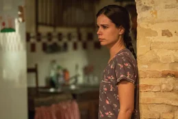 Isabel (Laia Costa) ist um das Wohlergehen ihres Sohnes besorgt.
