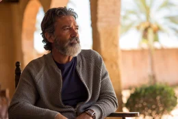 Mr. Saccione (Antonio Banderas) hatte eine schwere Kindheit. Das ist eventuell einer der Gr&uuml;nde, warum er keine eigene Familie gegr&uuml;ndet hat.