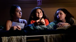 Kim (Kiki Wartena), Jip (Layla Zara Seme) & Julia (Serena Bank) m&uuml;ssen im Wohnmobil bleiben und tuscheln miteinander, was mit Papa los sein k&ouml;nnte.