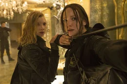 L - R: Natalie Dormer als Cressida, Jennifer Lawrence als Katniss Everdeen