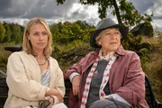 Hanna (Sina Tkotsch, l.) trifft sich mit ihrer ehemaligen Lehrerin Maja (Marie Luise Marjan), um einen Podcast aufzunehmen. Maja hat immer für alle im Dorf ein offenes Ohr und guten Rat. Hanna (Sina Tkotsch, l.) trifft sich mit ihrer ehemaligen Lehrerin Maja (Marie Luise Marjan), um einen Podcast aufzunehmen. Maja hat immer für alle im Dorf ein offenes Ohr und guten Rat.