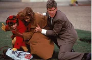 Mit seiner Frau Cathy (Anne Archer, M.) und der kleinen Tochter Sally (Thora Birch, l.) h&auml;lt sich Jack Ryan (Harrison Ford, r.), ein ehemaliger CIA-Agent, einige Tage in London auf. Da geraten sie auf der Stra&szlig;e zuf&auml;llig in einen Terroranschlag ...