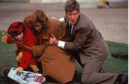 Mit seiner Frau Cathy (Anne Archer, M.) und der kleinen Tochter Sally (Thora Birch, l.) h&auml;lt sich Jack Ryan (Harrison Ford, r.), ein ehemaliger CIA-Agent, einige Tage in London auf. Da geraten sie auf der Stra&szlig;e zuf&auml;llig in einen Terroranschlag ...