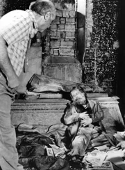 Der Tod einer jungen Frau bringt Unruhe in die Welt der Stadtstreicher, denn der Mord geschah im Tiergarten, im Zentrum von Berlin, dort wo die "Berber", wie sie sich selbst nennen, um diese laue Jahreszeit die Nächte verbringen. Bruno Seering (stehend) und Hans Helmut Dickow.