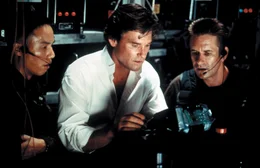 Dr. David Grant (Kurt Russell, M.) versucht mit den Experten Louie (B.D. Wong, l.) und Baker (Whip Hubley) Funkkontakt mit der Bodenzentrale zu bekommen.  +++ Die Verwendung des sendungsbezogenen Materials ist nur mit dem Hinweis und Verlinkung auf RTL+ gestattet. +++