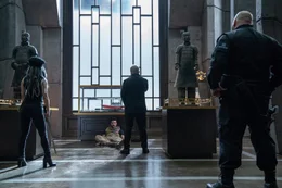 V.l.: Guan Yin (Selina Lo), Colonel Clive Ventor (Mel Gibson), Roy Pulver (Frank Grillo)  Die Verwendung des sendungsbezogenen Materials ist nur mit dem Hinweis und Verlinkung auf RTL+ gestattet.
