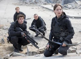 Auf dem lebensgef&auml;hrlichen Weg ins Kapitol: die Rebellen Gale (Liam Hemsworth), Finnick (Sam Claflin), Messalla (Evan Ross) und Katniss (Jennifer Lawrence) ...