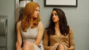 Donna (Sarah Rafferty, l.) versucht, Rachel (Meghan Markle) Trost zu spenden, deren Verlobter wegen Betrugs verhaftet wurde. Donna (Sarah Rafferty, l.) versucht, Rachel (Meghan Markle) Trost zu spenden, deren Verlobter wegen Betrugs verhaftet wurde.
