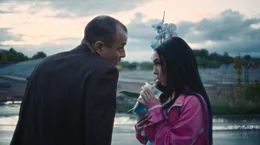 Bolle (Paul Wollin) und Jenny (Emma Nova) wollen es sich gutgehen lassen.