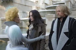 Starten in eine ungewisse Zukunft, aber voller Hoffnungen auf ein gl&uuml;ckliches Leben: Effie (Elizabeth Banks, l.), Katniss (Jennifer Lawrence, M.) und Haymitch (Woody Harrelson, r.) ...