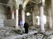 Daniel Gerlach (l.) mit einem Würdenträger (r.) der Syrisch-Orthodoxen Kirche in einem verwüsteten Gotteshaus im Nordirak. Daniel Gerlach (l.) mit einem Würdenträger (r.) der Syrisch-Orthodoxen Kirche in einem verwüsteten Gotteshaus im Nordirak.
