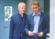 Strauss (Rainer Goernemann) will Uschi finanziell unterst&uuml;tzen. Doch dann taucht Strauss" Sohn Toralf (Lorenz Christian K&ouml;hler) auf, der ebenfalls dringend Geld ben&ouml;tigt. Strauss" steckt in der Zwickm&uuml;hle...