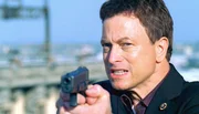 "Hände hoch!" Mac (Gary Sinise) stellt einen mutmaßlichen Mörder.