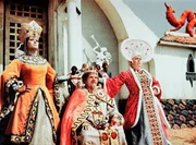 Aljonuschka (Natalja Sedysch, li.), Fedul IV. (Leonid Charitonow), Baba Jaga (Vera Altaiskaja).