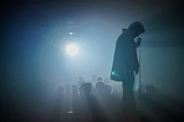 Auf der B&uuml;hne macht sich der Rockstar Elvis (Jacob Elordi) unsterblich.