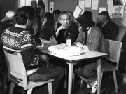 Erzählt wir die Geschichte aus dem Milieum der Stadtstreicher, der "Berber", wie sie sich selbst nennen. Der Tod einer Frau bringt Unruhe in die Welt der Stadtstreicher, denn der Mord geschah im Tiergarten, im Zentrum von Berlin. Bildmitte: Paul Albert Krumm