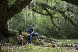 Kya Clark (Daisy Edgar-Jones) und Tate Walker (Taylor John Smith)