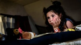 Jip (Layla Zara Seme) schreibt in ihrem B&auml;ren-Expeditionsbuch, w&auml;hrend sie ihre Familie betrachtet.