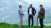 Ein Wanderer (Alexander Vitzthum, l.) behauptet am Tatort gegen&uuml;ber Jerry Paulsen (Peter Marton, M.) und Benedikt Beissl (Andreas Giebel, r.), dass jemand den alten Mann in eine Schlucht st&uuml;rzen wollte.