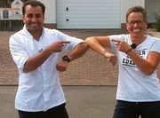 hr-fernsehen KOCH'S ANDERS - HESSISCHE KÜCHE NEU ENTDECKT, Zanderfilet mit Sauce von dreierlei Senf von Ali Güngörmüs, Ein Film von Sabine Guth, am Dienstag um 20:15 Uhr. Renate Friederritzi aus Herfurth am Edersee fordert Koch-Profi Ali Güngörmüs mit "Waldecker Krüstchen" und einem Familienrezept mit Zander heraus.