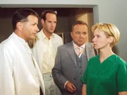 Kathrin (Andrea Kathrin Loewig) muss am eigenen Leibe erkennen, dass der Tod auch eine Erl&ouml;sung sein kann. Ihre Freunde (Thomas R&uuml;hmann, Johannes Steck und Dieter Bellmann, v.l.n.r.) sind bei ihr und fangen sie auf.