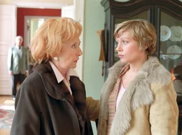 Lampenfieber: Maja (Jennifer Nitsch) muss ihrer Mutter Charlotte (Rosemarie Fendel) Mut zusprechen, denn im Hintergrund wartet der Mann ihres Lebens (Ernst Stankovski), den sie seit Jahrzehnten nicht gesehen hat.