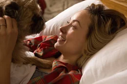 Da was das Leben noch nahezu perfekt: Abby (Olivia Wilde) genie&szlig;t ihr Gl&uuml;ck gemeinsam mit ihrem kleinen Hund.