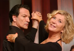 In den Armen des galanten Tanzlehrers Omero (Cosimo Fusco) findet Manuela (Jutta Speidel) zu neuer Lebensfreude.