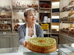 Voller Stolz pr&auml;sentiert Katharina (Gila von Weitershausen) ihren preisgekr&ouml;nten Kuchen.