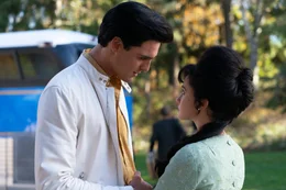 Durch seine h&auml;ufigen Filmdrehs und Konzerttourneen l&auml;sst Elvis (Jacob Elordi, l.) Priscilla (Cailee Spaeny) oft alleine.