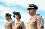 Lieutenant Commander Harm Rabb (David James Elliott, l.), Major Sarah "Mac" MacKenzie (Catherine Bell, M.) und Lieutenant Bud Roberts (Patrick Labyorteaux, r.) beobachten die Schleifermethoden von Rivers.
