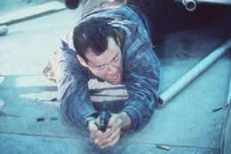John McClane (Bruce Willis) nimmt die Dinge gern selbst in die Hand: W&auml;hrend andere nur rumlabern, muss er rumballern ...