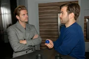 Julian (Onno Bu&szlig;, r.) versucht vor Philip (J&ouml;rn Schl&ouml;nvoigt) sein Verhalten der vergangenen Woche zu rechtfertigen.