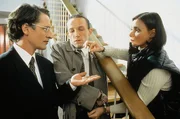 Stockinger (Karl Markovics, M.) und Antonella (Sandra Cervik, r.) sind dem Sekretär des Ministerpräsidenten, Schellewald (Max Tidof, l.) und dessen Zwillingsbruder drauf gekommen. Deshalb muss Schellewald die beiden leider mit ihren eigenen Handschellen ans Treppengeländer fesseln. Stockinger (Karl Markovics, M.) und Antonella (Sandra Cervik, r.) sind dem Sekretär des Ministerpräsidenten, Schellewald (Max Tidof, l.) und dessen Zwillingsbruder drauf gekommen. Deshalb muss Schellewald die beiden leider mit ihren eigenen Handschellen ans Treppengeländer fesseln.