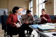 Pauline Hobrecht (Agnes Decker, l.), Samir Amari (Skandar Amini, M.) und Tamara Meurer (Anja Pahl, r.) besprechen im Büro die Planung zum Betriebsausflug. Sie wollen der Idee ihres Chefs Bernhard Henschel zuvorkommen. Pauline Hobrecht (Agnes Decker, l.), Samir Amari (Skandar Amini, M.) und Tamara Meurer (Anja Pahl, r.) besprechen im Büro die Planung zum Betriebsausflug. Sie wollen der Idee ihres Chefs Bernhard Henschel zuvorkommen.