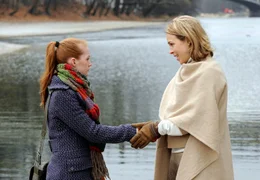 Lilli (Janina Stopper, li.) ahnt noch nicht, dass Susanne (Anneke Kim Sarnau) ihre leibliche Mutter ist.