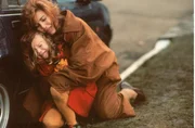 Bei ihrem Aufenthalt in London geraten Cathy (Anne Archer, r.) und ihre kleine Tochter Sally (Thora Birch, l.) in einen Terroranschlag ...