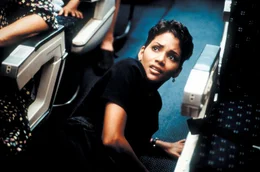 Die Flugbegleiterin Jean (Halle Berry) versucht herauszufinden, ob es neben dem schwer bewaffneten Terroristen einen weiteren Kontaktmann Hassans gibt.  +++ Die Verwendung des sendungsbezogenen Materials ist nur mit dem Hinweis und Verlinkung auf RTL+ gestattet. +++