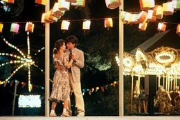 Dr. Benjamin Stone (Michael J. Fox) verliebt sich in die sch&ouml;ne Krankenwagenfahrerin Lou (Julie Warner).