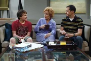 L-R: Jake (Angus T. Jones), Evelyn Harper (Holland Taylor) und Alan (Jon Cryer)