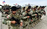 Soldaten nehmen am 1. August 2018 an der gemeinsamen multinationalen Milit&auml;r&uuml;bung &bdquo;Noble Partner 2018&ldquo; im Vaziani-Ausbildungszentrum au&szlig;erhalb von Tiflis teil. - Georgien hat am 1. August 2018 gro&szlig;e gemeinsame Milit&auml;r&uuml;bungen mit NATO-Streitkr&auml;ften gestartet - zum 10 seines Krieges mit Russland, das Tiflis Nato-Beitrittsgesuch entschieden ablehnt. An den zweiw&ouml;chigen &Uuml;bungen werden mehr als 3.000 Soldaten aus 13 L&auml;ndern teilnehmen, zu denen neben Georgien die Vereinigten Staaten, Frankreich, Deutschland, Gro&szlig;britannien und die T&uuml;rkei geh&ouml;ren.