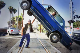 Die Bev&ouml;lkerung von L.A. ist sich einig: Der Superheld Hancock (Will Smith, l.), der nach jeder Heldentat eine beispiellose Spur der Verw&uuml;stung hinterl&auml;sst, soll aus der Stadt verschwinden ...