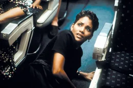 Stewardess Jean (Halle Berry) hat Angst vor den Terroristen und der Bombe an Bord.