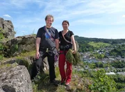 Auf der Route kontrollieren Mira B&ouml;ckler und ihr Partner sie Felsabbr&uuml;che, um eventuell Sicherungsma&szlig;nahmen zu veranlassen. F&uuml;r die Kletterin, die auch Erfahrung im alpinen Klettern und Bergsteigen hat, sind die Kontrolltouren eine verantwortungsvolle Aufgabe.