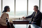 Kommissar Jimmy Perez (Douglas Henshall, Mitte) mit Olivia Lennox (Rakie Ayola), der Mutter des Opfers. Kommissar Jimmy Perez (Douglas Henshall, Mitte) mit Olivia Lennox (Rakie Ayola), der Mutter des Opfers.