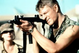 In einem W&uuml;stenlager bereitet sich der Terrorist Sean Miller (Sean Bean) auf seine Rache vor ...