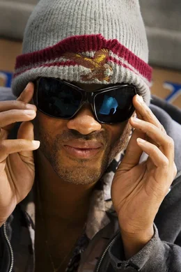 Eigentlich sollte John Hancock (Will Smith) von den Einwohnern Los Angeles auf H&auml;nden getragen werden, denn Hancock ist ein Superheld, der allen in Not Geratenen helfen kann. Doch bei seinen Rettungseins&auml;tzen ist der Obdachlose meist gut betrunken, aggressiv und unmotiviert. Statt zu retten, richtet er stets ein totales Chaos an. L. A. will ihn nun partout loswerden ...