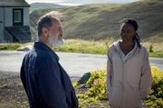 Olivia Lennox (Rakie Ayola), die Mutter des Opfers, stellt eigene Nachforschungen an und spricht mit einem Inselbewohner (John Kazek). Olivia Lennox (Rakie Ayola), die Mutter des Opfers, stellt eigene Nachforschungen an und spricht mit einem Inselbewohner (John Kazek).